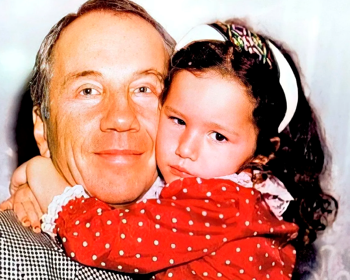    У знаменитого советского актера Савелия Крамарова осталась единственная наследница по имени Батия, которая появилась на свет в браке артиста со своей второй женой Фаиной.-2