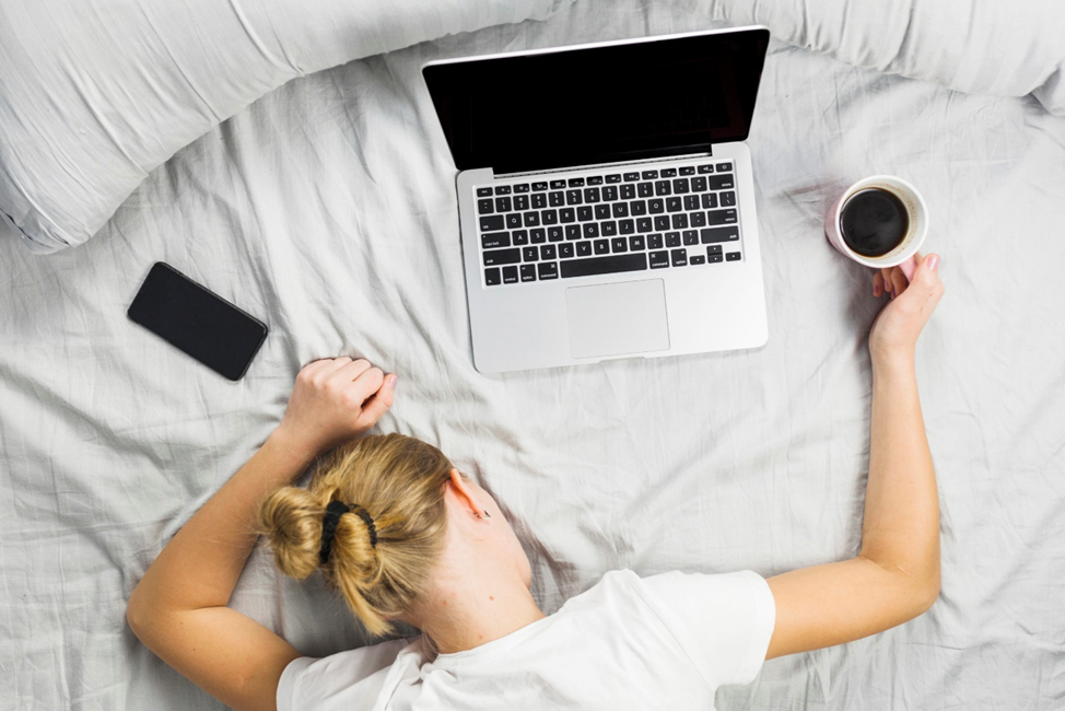 Устаю дома. Лежит с ноутбуком. Девушка лежит с ноутбуком. Лежа с ноутбуком. Человек на кровати с ноутбуком.