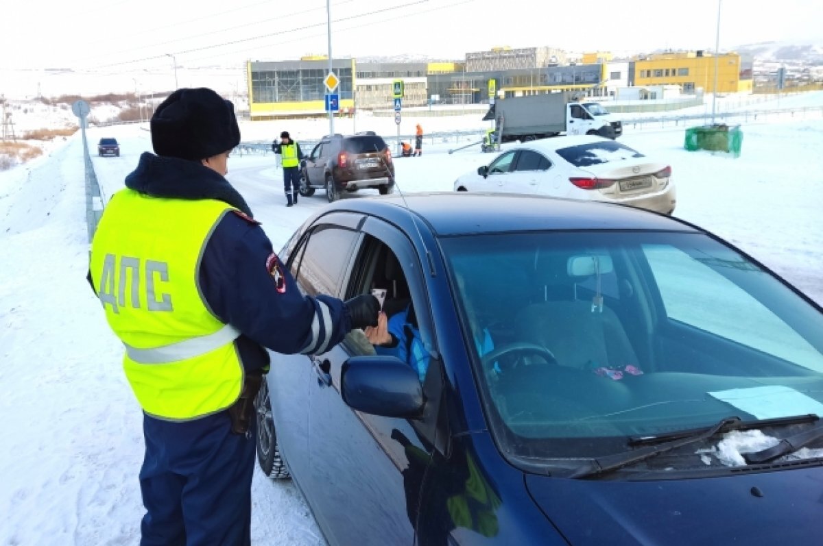    В районе новой школы на Калинина регулярно дежурят сотрудники ДПС с целью профилактики нарушений ПДД и правил перевозки детей.