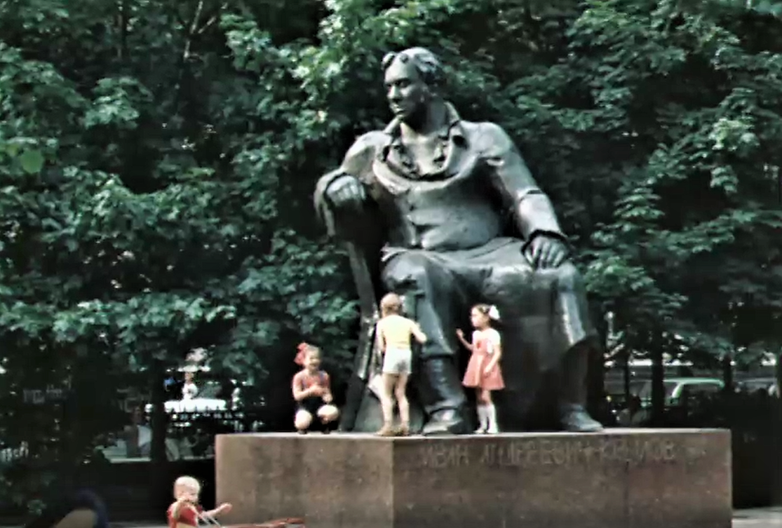 Памятник И.А.Крылову на Патриарших прудах. Кадр из док. фильма "У нас в Москве" (1982)
