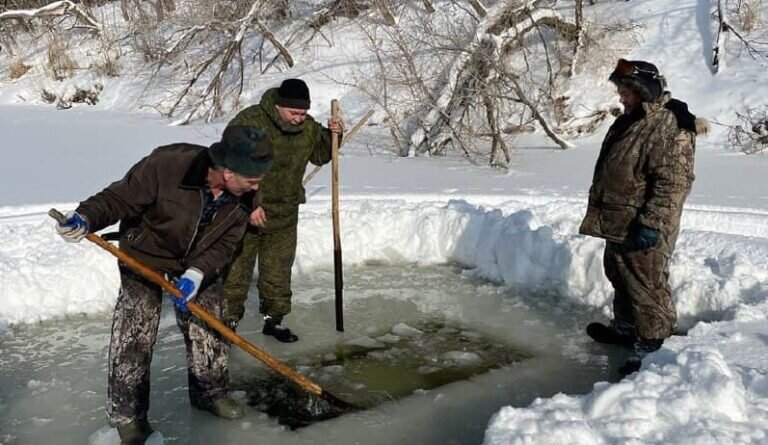    Оренбуржцы рубят лед и спасают рыбу в озерах от нехватки кислорода Андрей Севостьянов