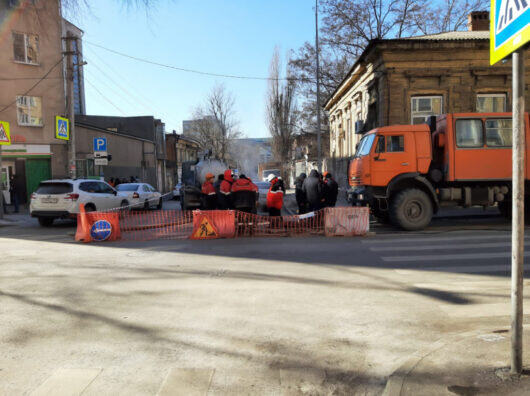    специалисты устраняют коммунальную аварию на Халтурниском // фото: rostov-gorod.ru