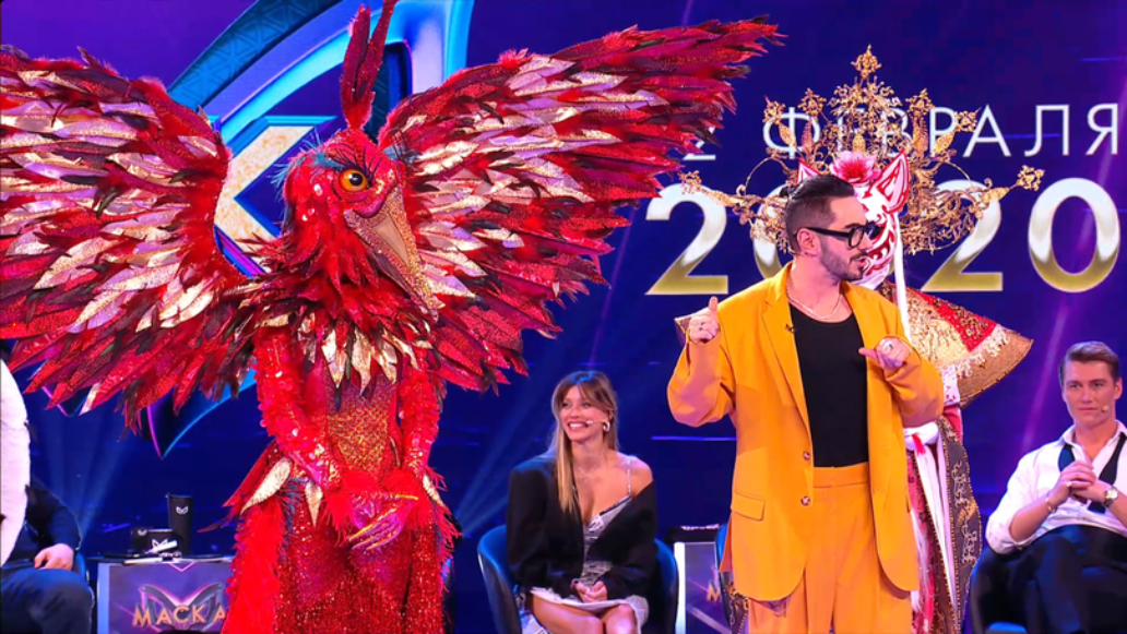 Шоу в масках на маленькой сцене. Шоу маска. Шоу маска 2022 мухомор. Шоу маска сцена. Жюри шоу маска.