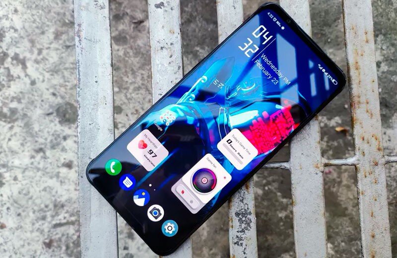 Экран без видимой фронтальной камеры