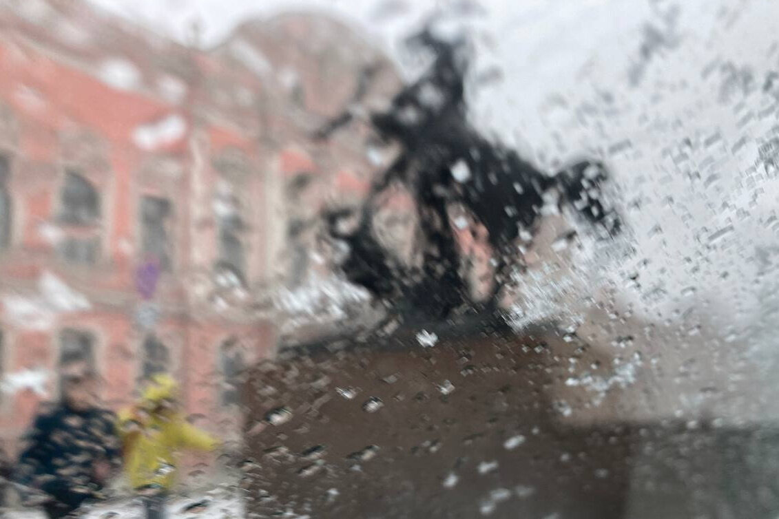 Ветер в санкт петербурге сегодня. Метель в городе. Сильный ветер зимой. Метель в Петербурге. Сильный снег.