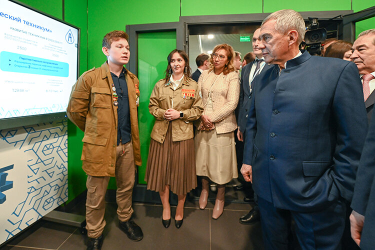  Итоговая сессия совета муниципального района и городского совета в Альметьевске прошла в новой школе «Адымнар», которая открылась 1 сентября Фото: rais.tatarstan.ru