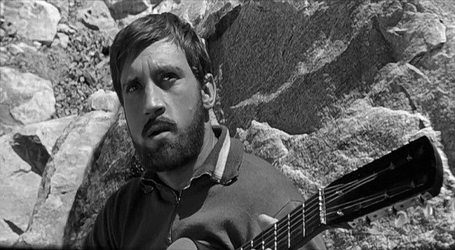     Боявшийся высоты Высоцкий ради фильма поехал в Приэльбрусье. Кадр из фильма «Вертикаль»