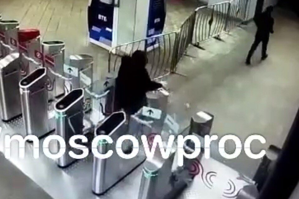     Мужчина разбил створку турникета в московском метро Фото: стоп-кадр из видео