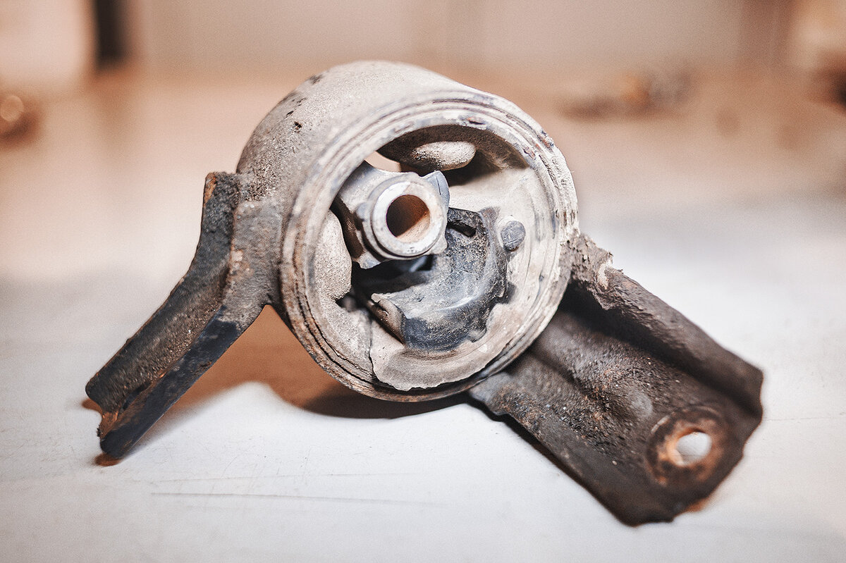 Надрыв правой опоры двигателя Додж Калибр