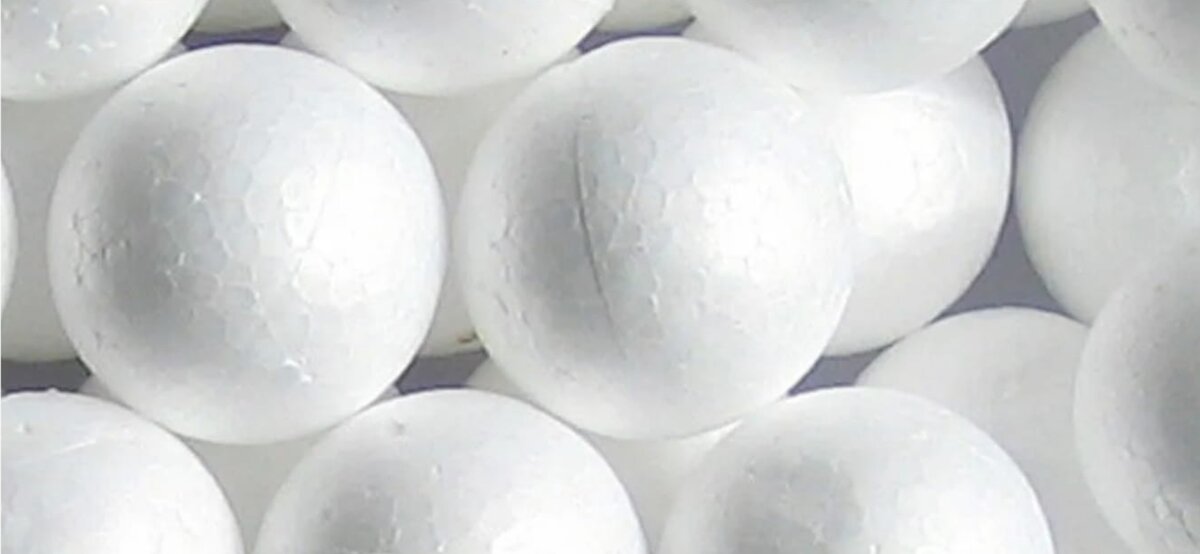 1. Пенопласт был изобретен в 1952 году концерном «BASF».
2. Европейским Химическим Агентством в соответствии с регламентом REACH стирол был классифицирован как немутагенное, неконцерогенное и не обладающие репродуктивной токсичностью вещество.
3. По британской шкале оценки экологической безопасности BREEM пенополистирол имеет наивысший класс А +.
4. С 1960 г. до наших дней было израсходовано свыше одного миллиарда кв. метров пенополистирола.
5. Московский научно исследовательский институт им. В. Эрисмана провел исследования, согласно которым, в помещении, стены которого были утеплены пенопластом, следы стирола отсутствовали вовсе.
6. Пенопласт горит не более 4 секунд, после чего затухает, если убрать источник огня. То есть, если поджечь пенопласт и убрать огонь, он тут же потухнет. Пенопласт производится из сырья ПСВ-С. Где буква «С» указывает на то, что сырье имеет добавку антипирена для не горючести.
7. Европейский союз в 2009 году признал пенополистирол единственным материалом, рекомендованным для длительного контакта с продуктами питания и , соответственно, производства пищевых контейнеров.
8. Пенопласт состоит на 98% из воздуха, остальное полистирол. Полистирол состоит из мономера – «стирол», который в свою очередь производится из нефти.
9. Пенопласт не имеет волокон, которые могли бы напитаться водой, и способен впитать не более 4% влаги, и практически не изменяя при этом теплотехнических свойств.
10. Пенополистирол не содержит питательных веществ и биологически нейтрален. Это означает, что плесень и грибок не размножаются на поверхности пенополистирола.
11. В 2001 году в лаборатории НИИСФ РФ образцы пенополистирола подверглись 80 циклам испытания, включавшим двукратное понижение температуры до -40 0С, последующее нагревание до +40 0С и выдержку в воде, аналогичную 1 условному году. Образцы прекрасно выдержали эти испытания и не продемонстрировали значительного ухудшения свойств. Это значит, что качественный пенополистирол при правильном применении прослужит не менее 80 лет в конструкциях с амплитудой температурных воздействий +/- 400С!