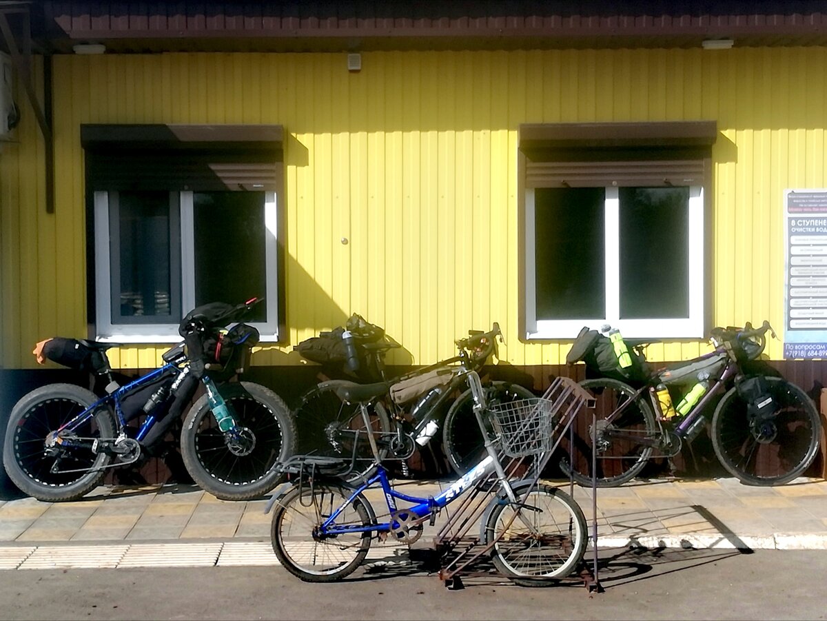 Время 14:35 27 сентября 2021г. "Наши колесницы подождут, а мы в магаз..." п.Ясенская