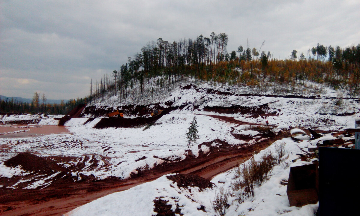 Формирование дамбы и отвала на отработке рудного месторождения в Иркутской обл.