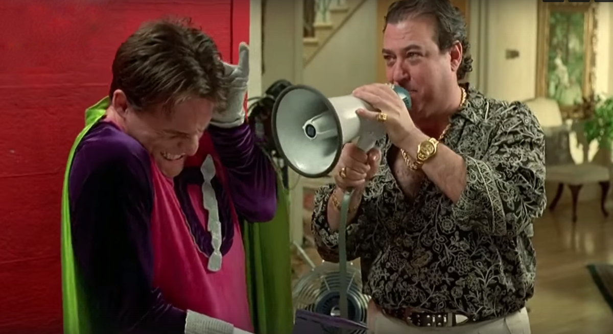 Режиссер за своей обычной работой. Режиссер, как вы наверное поняли по генератору матюков в его руках, справа.