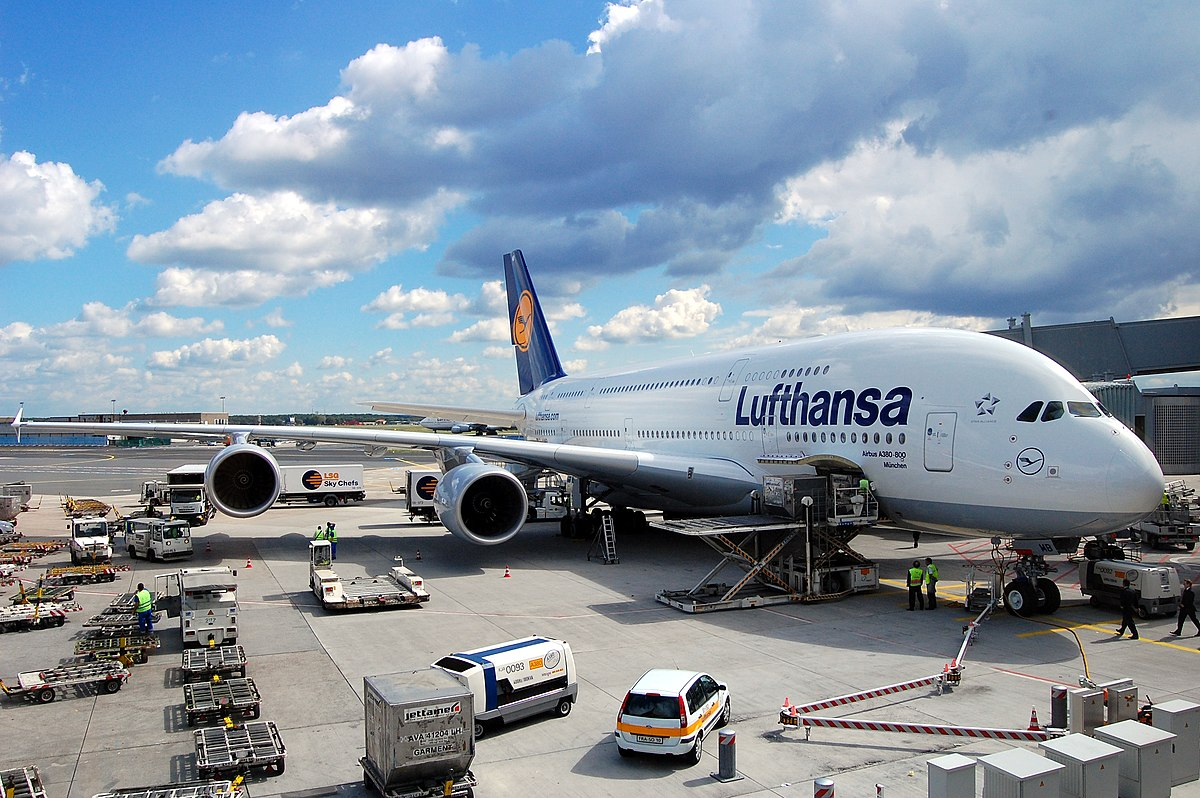 Вместимость а380. Аэробус а380 Люфтганза. Airbus a380-800. Airbus a380 пассажирский самолёт. Самый большой пассажирский самолет в мире Airbus a380.