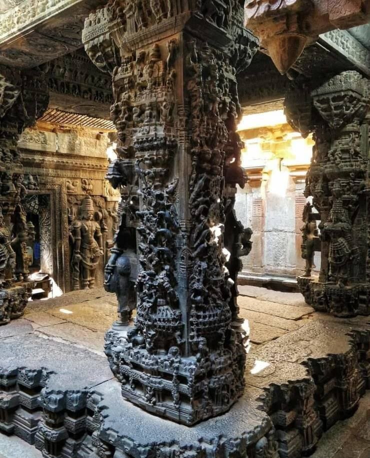 Все эти здания вырезаны из одного гигантского камня с точностью лазера.
Наличие высоких технологий представить легче, чем то, что это было выдолблено молотком и зубилом.