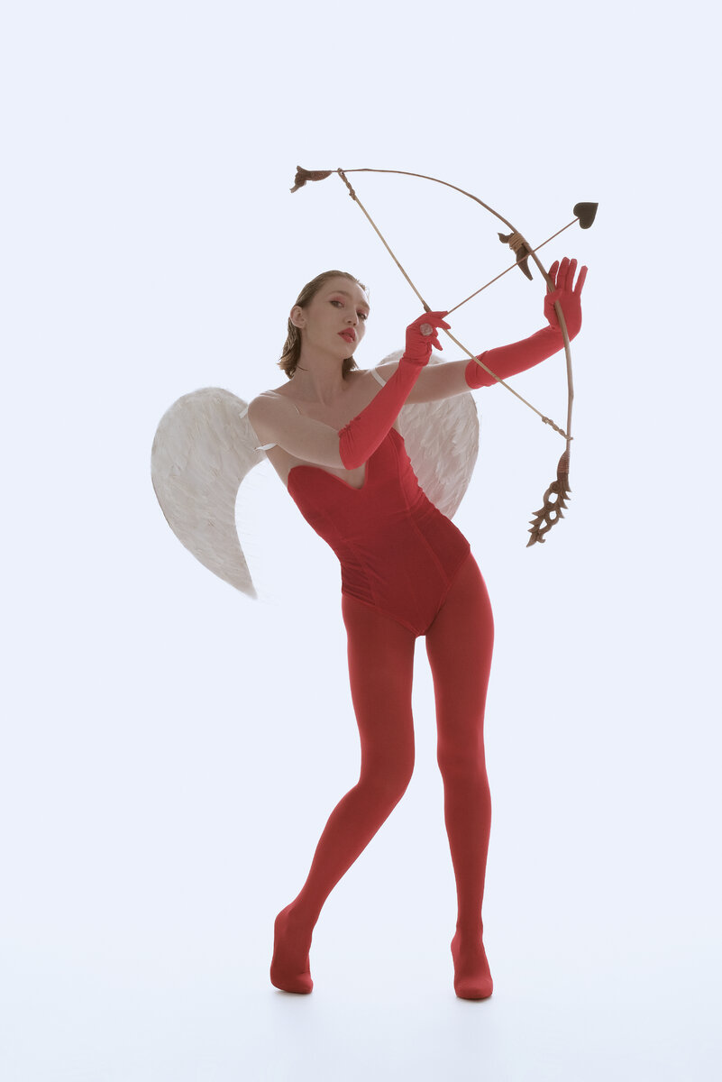 красная королева. поза купидона. купидон сериал цыгане. рождественский купидон фильм 2010. валентинка с мужиком купидоном.