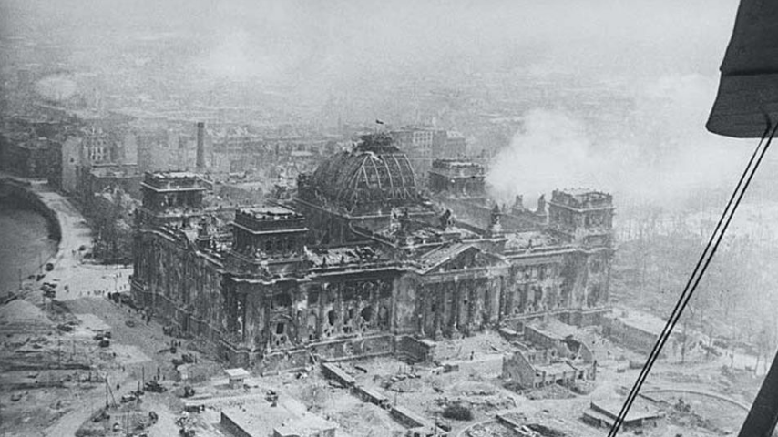 Рейхстаг_фото Виктора Тёмина Знамя Победы над рейхстагом. Фото Виктора Тёмина.