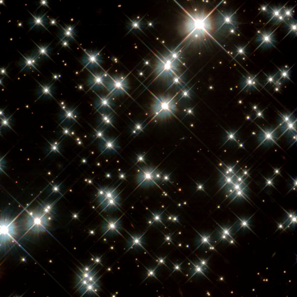 «Хаббл» запечатлел поле белых карликов, возраст которых от 12 до 13 миллиардов лет. Теоретически они со временем перестанут излучать свет и тепло и станут черными карликами. Фото: NASA/ H. Richer