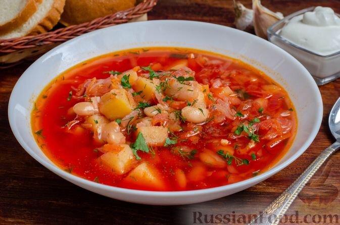 картофель, капуста, свекла, фасоль консервированная, помидоры, морковь, лук репчатый, чеснок, томат-паста, масло растительное, зелень, лавровый лист, соль, перец чёрный молотый