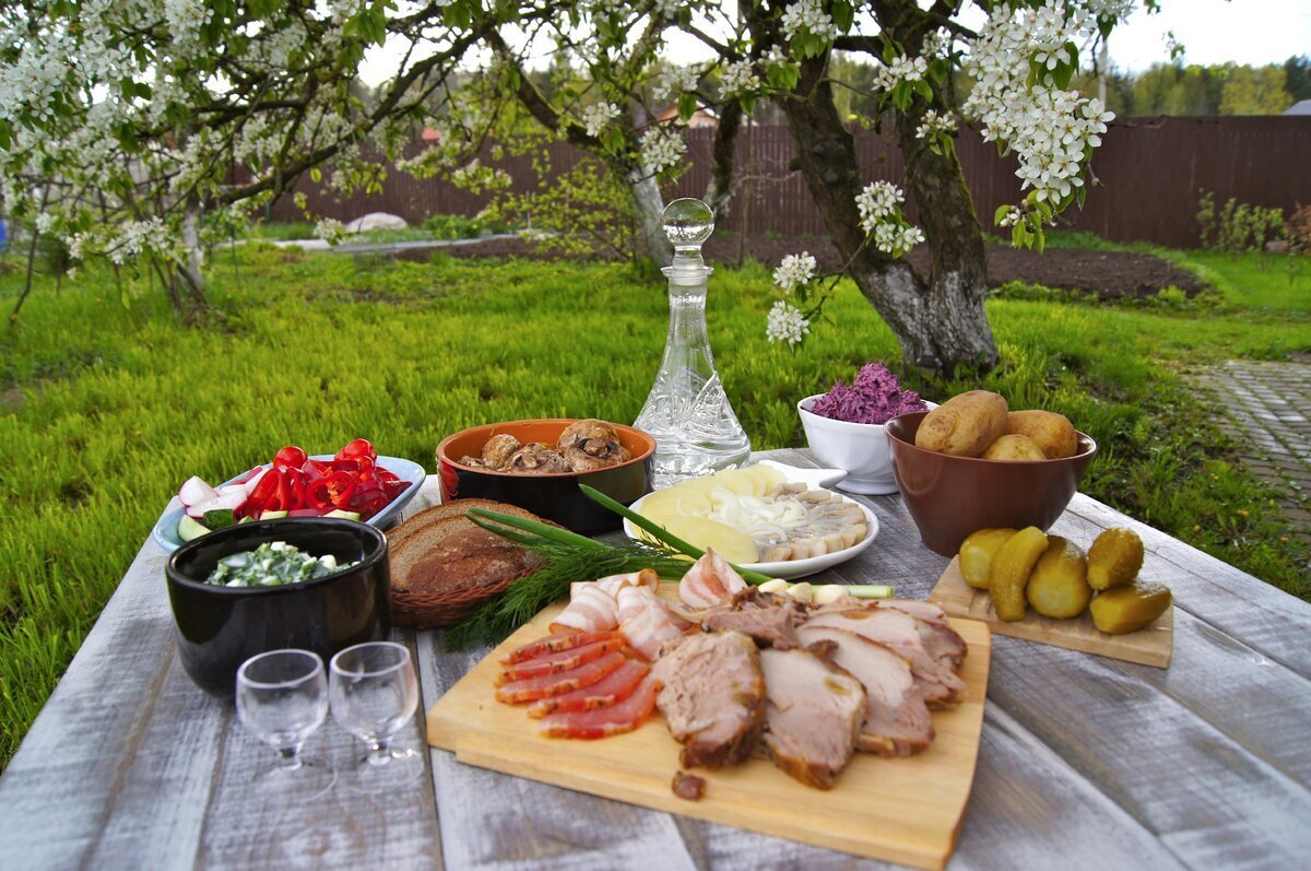 Загородная еда. Стол на природе. Праздничный стол на природе. Сервировка стола на пикнике. Деревенский стол с едой.