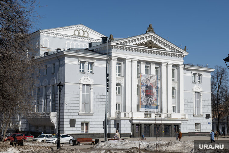    В здании Оперного театра сейчас меняют окна и ремонтируют крышу