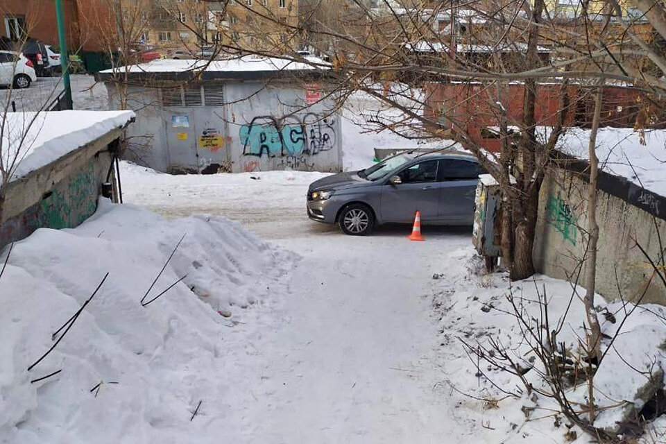     Горка, с которой катались дети, выходила прямо на дорогу, но водители не могли видеть приближающихся делей