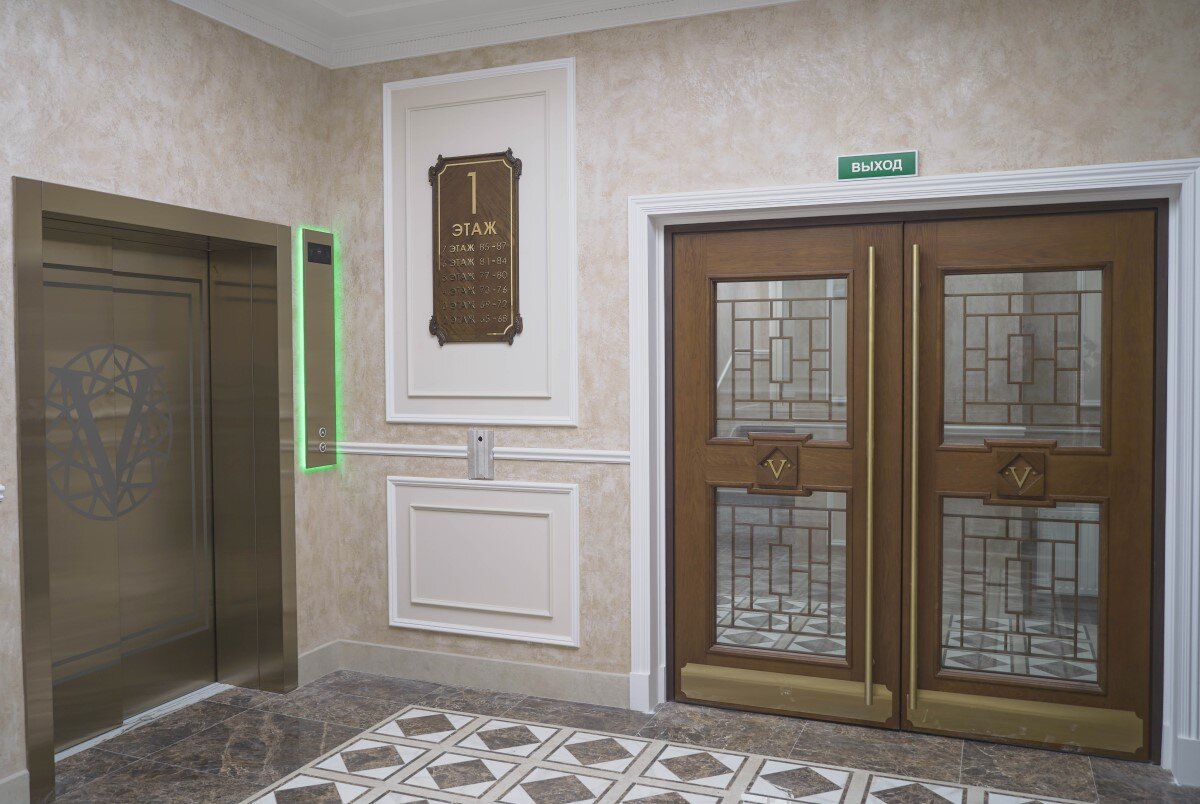 Фирменная символика дома объединяет интерьер в единый стиль