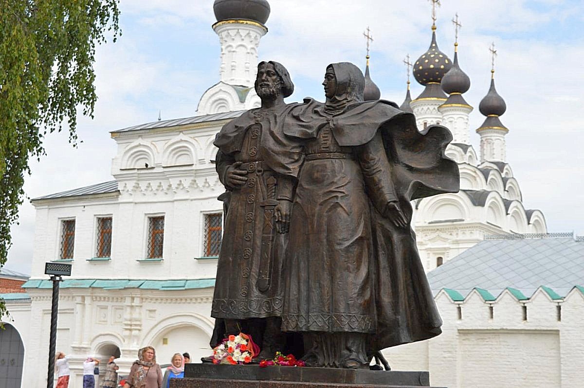 В Муроме памятник Петру и Февронии в Муроме. Муром памятник Петру и Февронии.