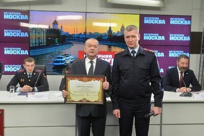   Главреда газеты «Вечерняя Москва» Куприянова наградили почетной грамотой МВД © Министерство внутренних дел Российской Федерации
