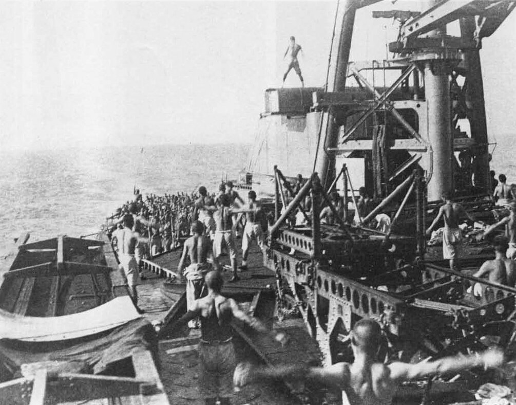 Утренняя зарядка экипажа «Атаго», март 1942 года