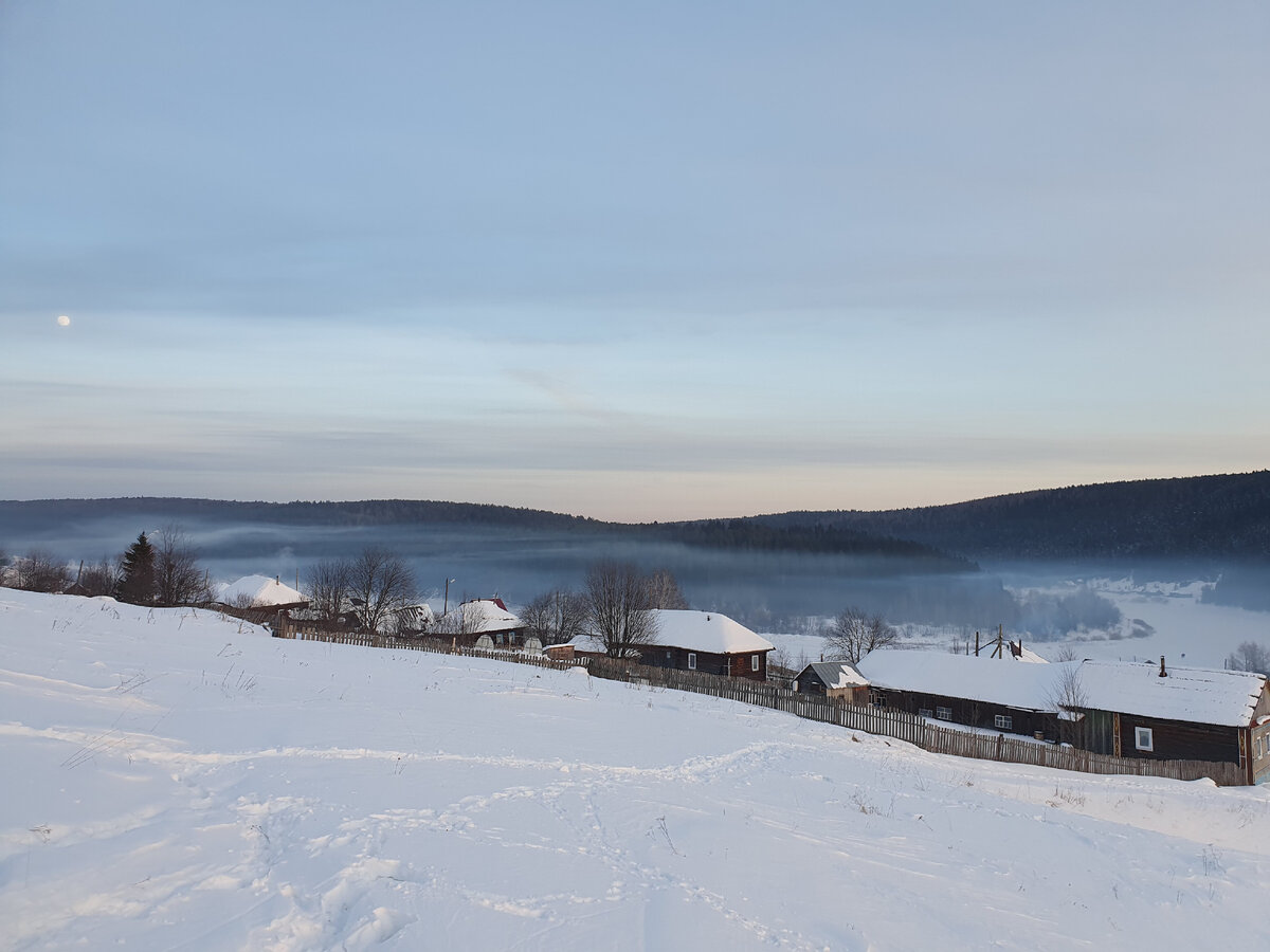 Село Кын находится в низине, и вечером дым из труб зависает слоями в воздухе, дополняя пейзаж