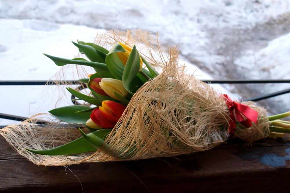 Такая упаковка хорошо держала форму и придавала букету некоторую монументальность