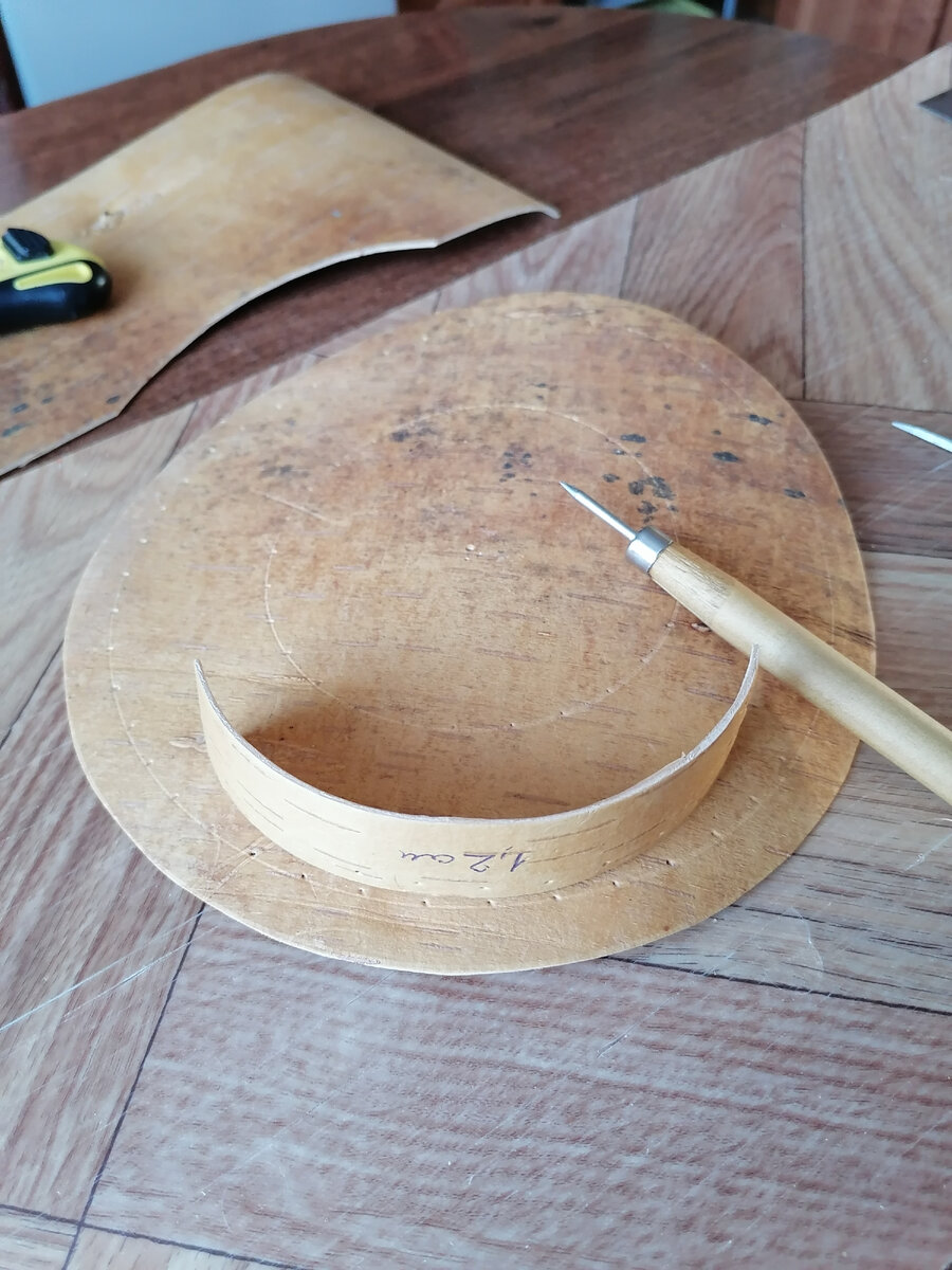 На круге лежит  полоска бересты для разметки