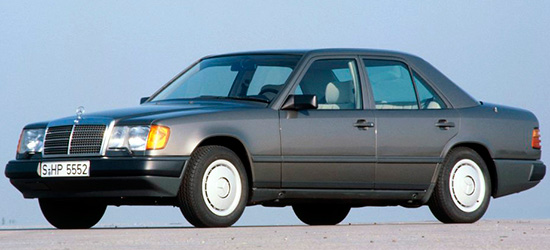 Мерседес-Бенц Е-класс • 1 поколение (W124) • 1984–1995 Первый Mercedes-Benz Е-класса выпускался с 1984 до 1995 — это были седаны и универсалы W124.