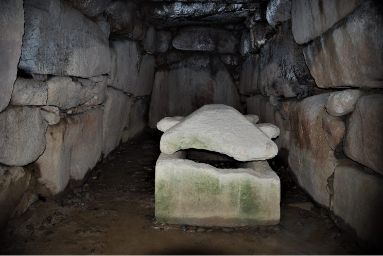Фото: https://en.wikipedia.org/wiki/List_of_Historic_Sites_of_Japan_(Okayama)#/media/File:Koumoridzuka_Kofun_12.jpg