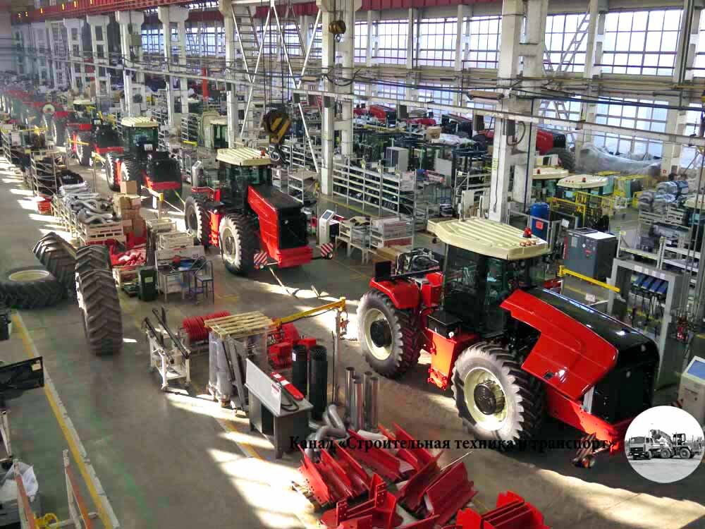 Сборочный цех тракторов. Сюда поступают все необходимые комплектующие из смежных производств и от сторонних поставщиков (листайте галерею)