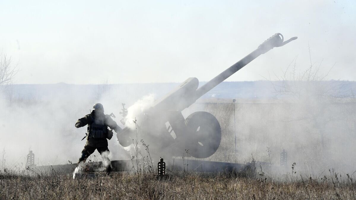    Военнослужащий артиллерийского расчета гаубицы Д-30 вооруженных сил РФ© РИА Новости / РИА Новости