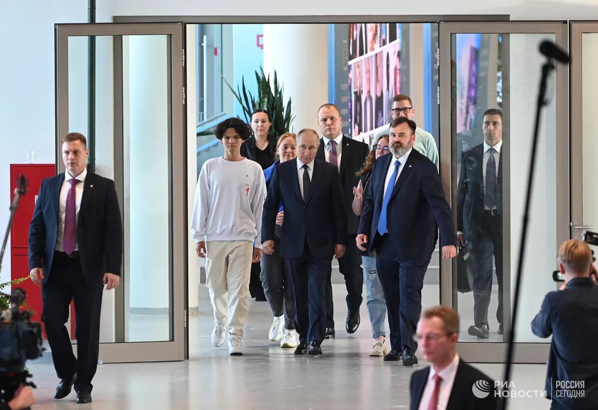 Лидеров воспитывают без Красного знамени!