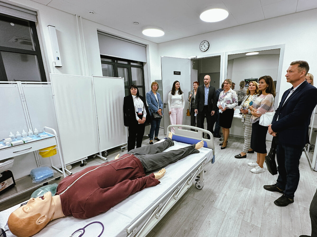 Гости осматривают симуляционное оборудование Кадрового центра