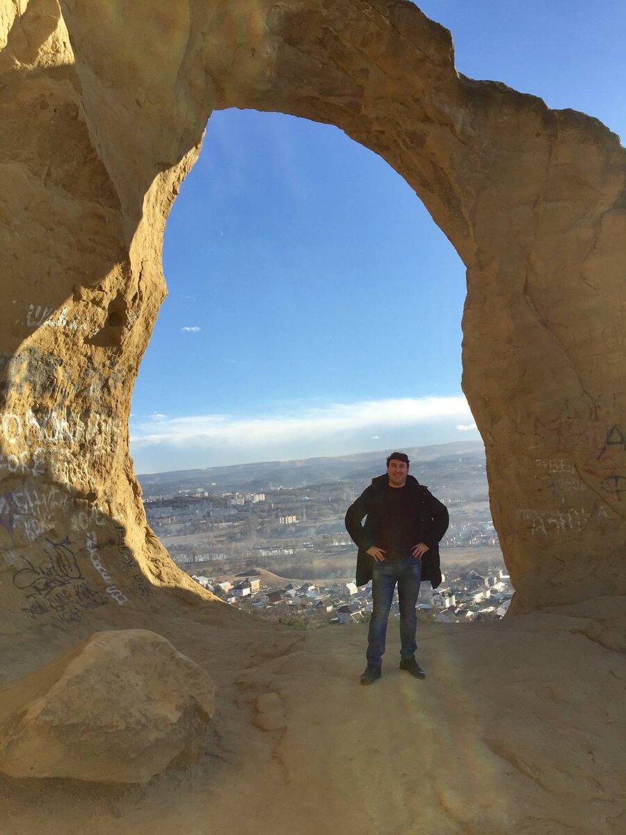 Конечно, не обошлось без демонстрации отсутствия ума некоторых индивидуумов-судя по количеству надписей, оставленных на этом памятнике, в нашей стране их, увы, не мало. 