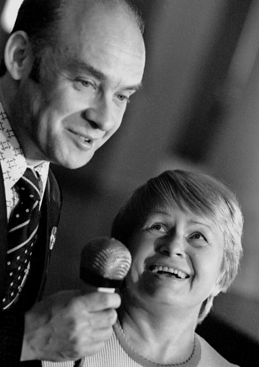 Молодые Н. Добронравов и А. Пахмутова. Как они смотрели друг на друга: с восхищением и теплом. Фото Яндекс.Картинки.