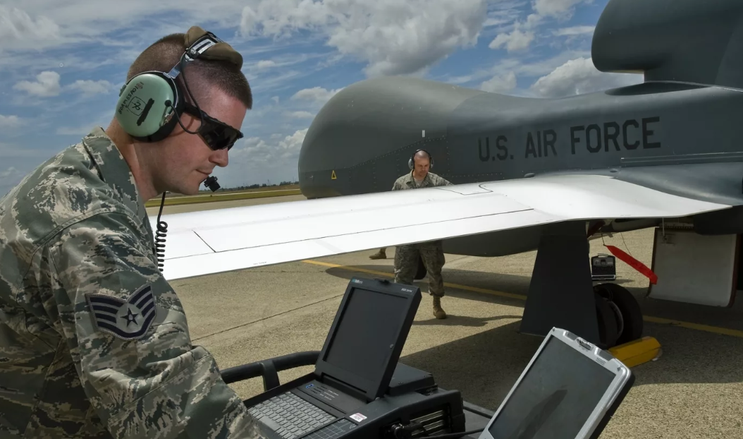 Источник изображения: https://defence.ru/assets/content/paragraph/27008/43165/rq4prep-20100614.jpg?nocache=507070