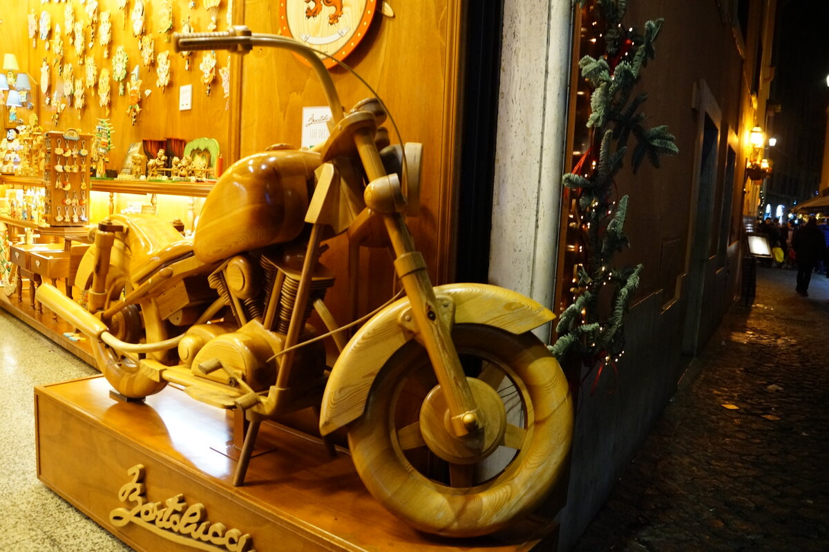 Трудное детство, деревяные игрушки...в Италии.