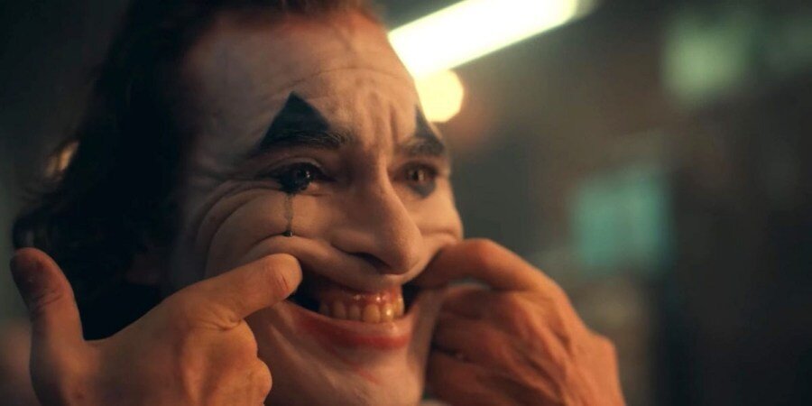 Новый фильм о Джокере получил новый трейлер. Оцените Хоакина Феникса в этой роли. Джек Николсон , Хит Леджер и Джаред Лето… А теперь Хоакин Феникс. 
Каждый из этих актеров представил мир Джокера по-своему. 
Какая версия Джокера вам нравится больше, а какая вам не подходит? Дайте нам знать в комментариях.
