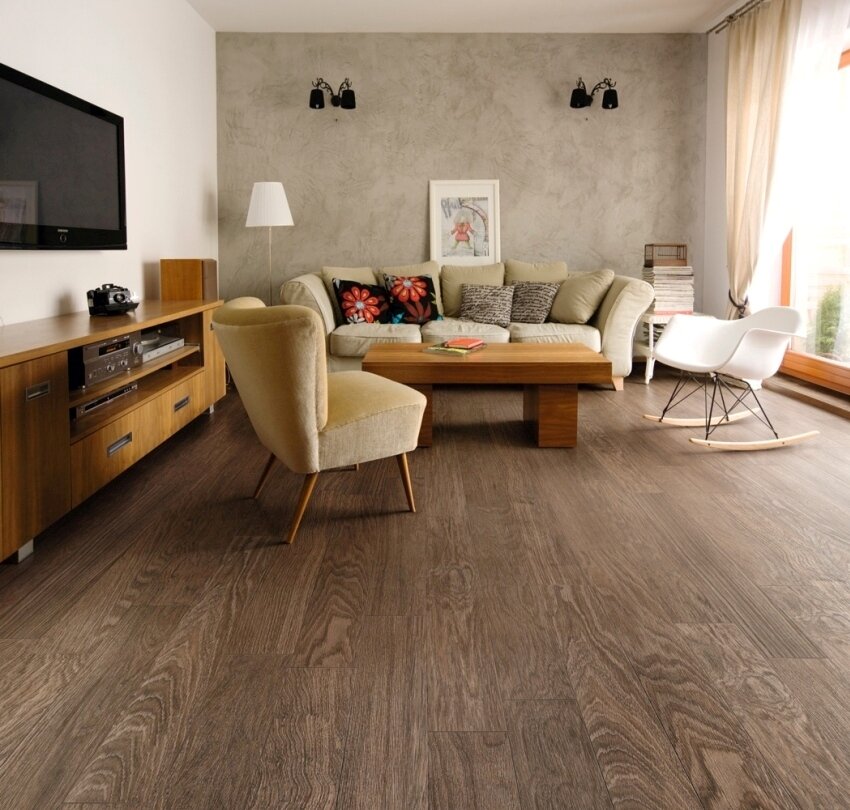 Бесшовная укладка плитки отлично имитирует натуральную древесину