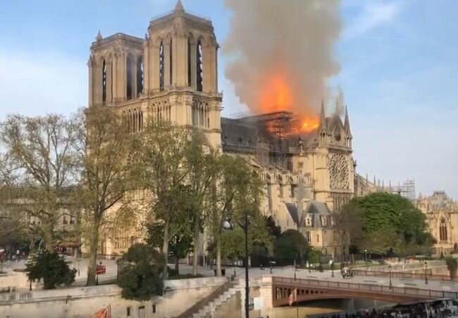 Горящий Нотр-Дам 