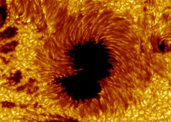  Периодически, Солнце покрывается темными пятнами