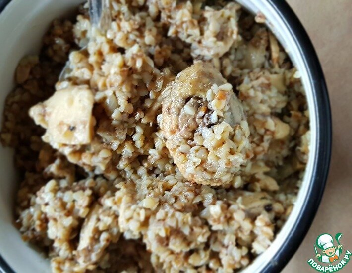 Аппетитная гречневая каша с белыми степными грибами и курицей. При желании это блюдо можно сделать постным убрав из него мясо птицы, получается очень аппетитно, вкусно и нежно, и что самое главное время на готовку можно потратить на то, что вы любите.