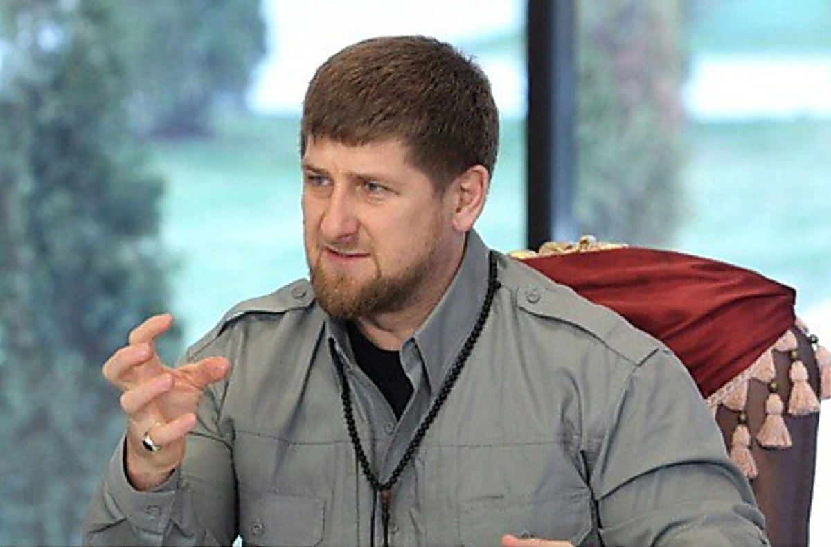 Фамилия кадыров происхождение. Кадыров палец вверх. рамзан кадыров прикольные фото. рамзан кадыров пехотинец путина.