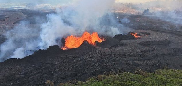 Посетитель вулкана Килауэа на Гавайях получил больше, чем рассчитывал, преодолев перила безопасности.